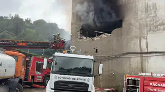 Çay fabrikasının deposunda çıkan yangın söndürüldü