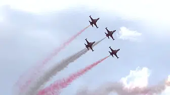 Türk Yıldızları, TEKNOFEST’te gösterisi nefesleri kesti