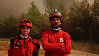 Deprem sonrası gönüllü olan çift orman yangınında omuz omuza mücadele ediyor