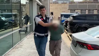 Havaya ateş edip silahı başına dayayan şüpheli teslim oldu