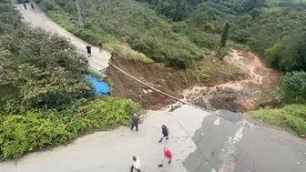 Toprak kayması nedeniyle mahalle yolunda çökme