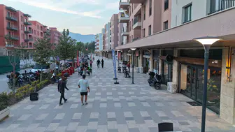 Depremlerde yıkımın yaşandığı Atatürk Caddesi yeni iş yerleriyle hareketlendi