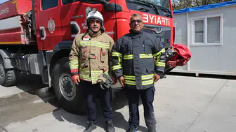 İtfaiyeci baba oğul alevlere birlikte göğüs geriyor
