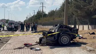 Otomobil ikiye ayrıldığı kazada 2 kişi can verdi!