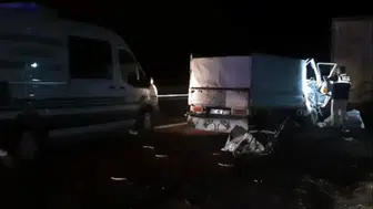 Adana'da tıra çarpan kamyonetteki 2 kişi hayatını kaybetti