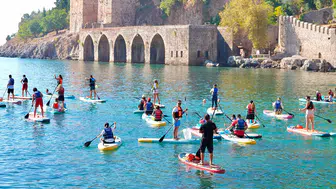 Alanya Soğuk Kapı Plajı'nda sup üzerinde deniz temizliği yapıldı