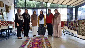 Kooperatif kuran kadınlar yün iplikten tescilli kilim dokuyor