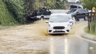İstanbul'da aralıklarla süren sağanak hayatı olumsuz etkiledi