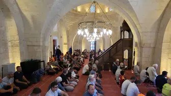 Depremde hasar gören ve restore edilen tarihi camide ilk cuma namazı kılındı
