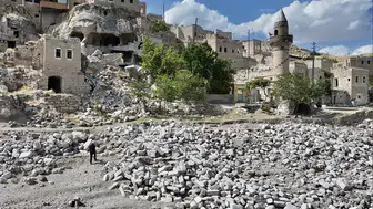 Terk edilen köyündeki camiye 23 yıldır gözü gibi bakıyor