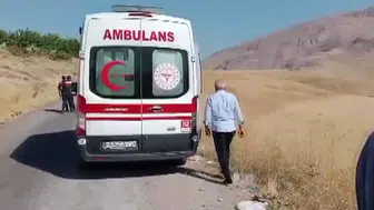 Kamyonet ile otomobilin çarpıştığı kazada 2 kişi öldü, 4 kişi yaralandı