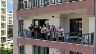 Depremde yıkılan evlerin yerine yenilerinin yapıldığı mahallede yaşam başladı