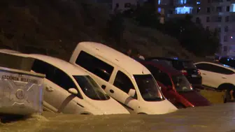 Ankara'da sel nedeniyle çöken yolda çok sayıda araç hasar gördü