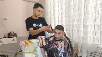 Gönüllü öğrenciler özel gereksinimli bireylerin kişisel bakımını yapıyor