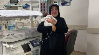 Anne karnında 3 milimetrelik damardan 6 kez kan verilen bebek sağlıklı doğdu