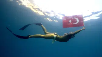 Şahika Ercümen, Cumhuriyet Bayramı'nı su altında Türk bayrağıyla kutladı