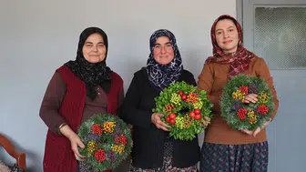 Kadınların el emeğiyle yaptığı çelenkler Avrupa'yı süslüyor
