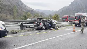 Bariyere çarpan otomobildeki 1 kişi öldü, 4 kişi yaralandı