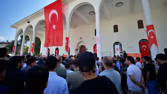 Depremlerde aldığı hasarın ardından restore edilen cami ibadete açıldı