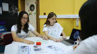 Öğrencilerden uzay çöplerine böcekten ilham alarak çözüm