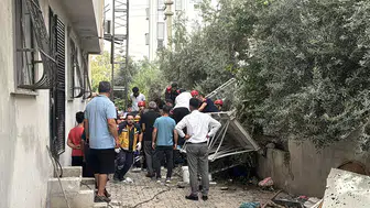 5 katlı binanın boyamasında iskele çöktü