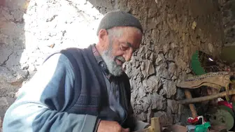 Nurettin usta 60 yıldır aynı örste nal dövüyor