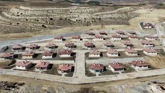 Deprem konutlarının hak sahiplerine teslimi devam ediyor