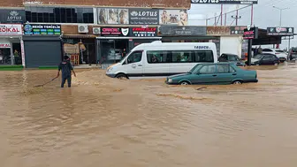 Ev ve iş yerlerini su bastı, sürücüler yollarda mahsur kaldı