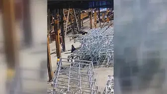 Çelik konstrüksiyon parçalarının altında kalan işçi hayatını kaybetti