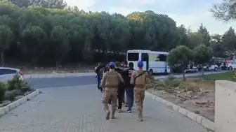 Çeşme Belediyesine yönelik operasyonda gözaltına alınan 12 şüpheli adliyede