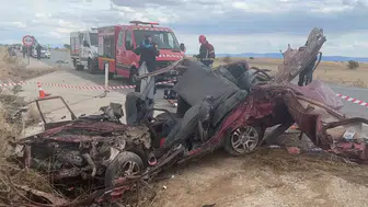 Kamyonla otomobilin çarpışması sonucu 3 kişi hayatını kaybetti