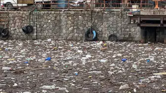 Zonguldak Limanı, sağanakla denize taşınan atıklarla kaplandı