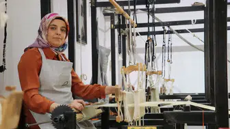 Anneannesinden öğrendiği dokumayı mesleğe dönüştürdü