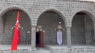 Depremde hasar gören 6 tarihi cami yeniden ibadete açıldı