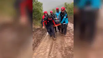 Yolu yağıştan dolayı kapanan köydeki yaralı için seferber oldular