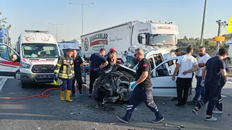 Mersin'de tıra çarpan hafif ticari araçtaki 2 kişi öldü, 1 yaralı