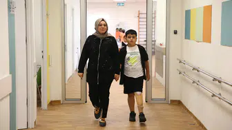 Depremde sol bacağını kaybeden Muhammed, yeniden ilk adımını attı