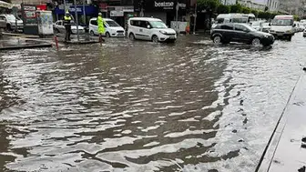 Hatay’ı sağanak ve dolu vurdu! Ev ve iş yerlerini su bastı