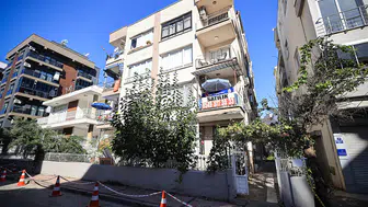 Çatlak nedeniyle tahliye edilen apartman inceleniyor