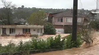 Sağanak nedeniyle dereler taştı, evleri su bastı, yollar ulaşıma kapandı