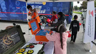 Bilim otobüsü gençleri uygulamalı etkinliklerle buluşturdu