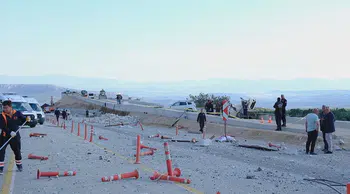 Freni boşalan tır yapımı süren kaçış rampasına çarptı, 1 işçi ölü, 4 kişi yaralandı
