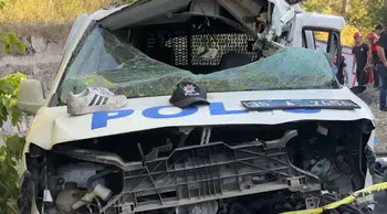 Tır 9 araca çarptı! 1'i polis 3 kişi hayatını kaybetti