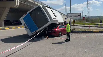 Halk otobüsü otomobilin üzerine devrildi! 46 kişi hastaneye kaldırıldı