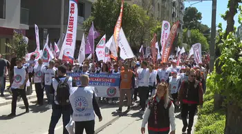 Belediyelerde çalışan memurlar CHP İl Başkanlığına yürüdü