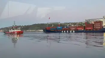 Sarıyer'de karaya oturan konteyner gemisi kurtarıldı