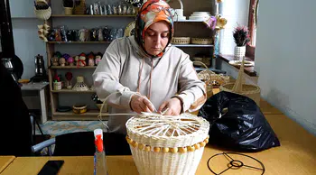 Sanat evinde kadınlar hem meslek sahibi oluyor hem kazanç elde ediyor