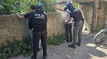 Polis ekiplerinden metruk binalarda uyuşturucu denetimi