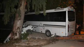 Midibüsün hafif ticari araca çarptığı kazada 2 kişi ağır yaralandı