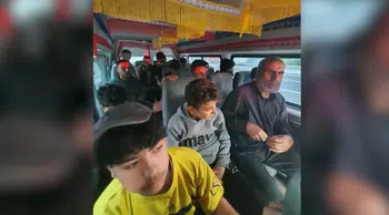 15 düzensiz göçmen minibüste yakalandı